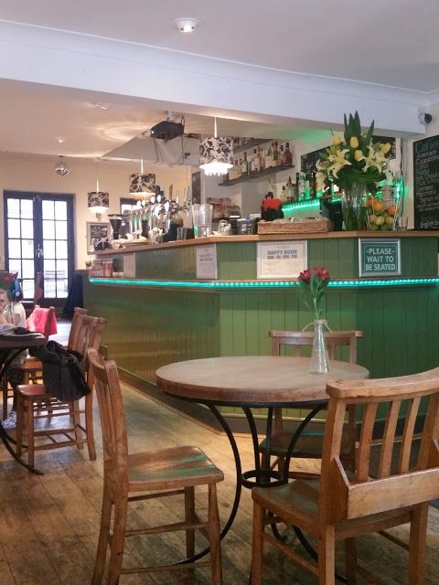 The Oval Lounge bar & kitchen